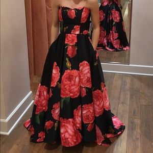 Beautiful prom dress w/pockets